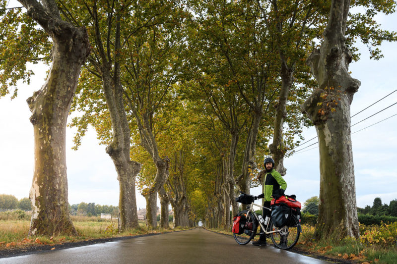 Autoportrait sur route déserte