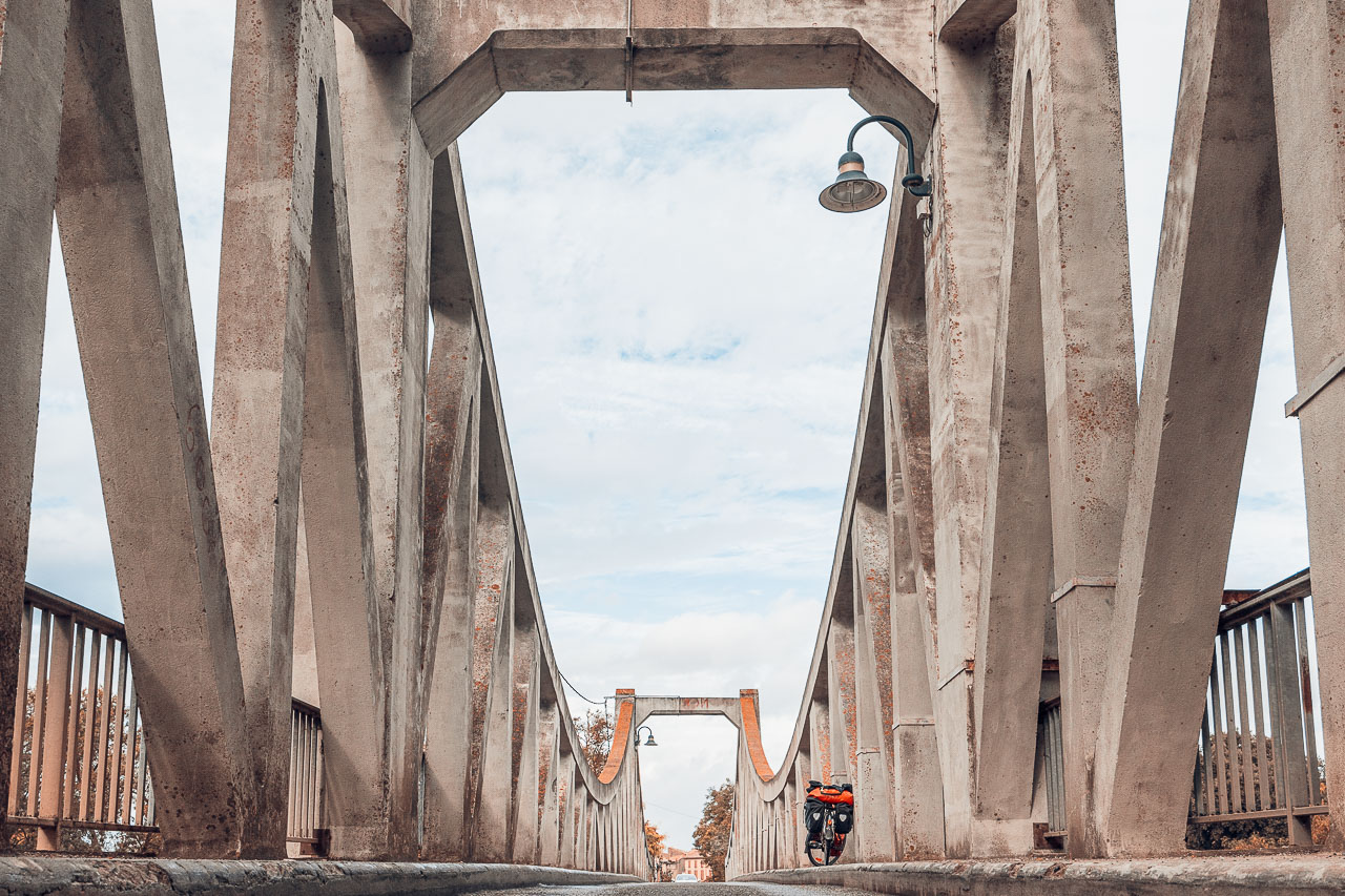 Vélo posé sur un pont