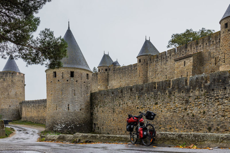 Le long des remparts de la Cité.