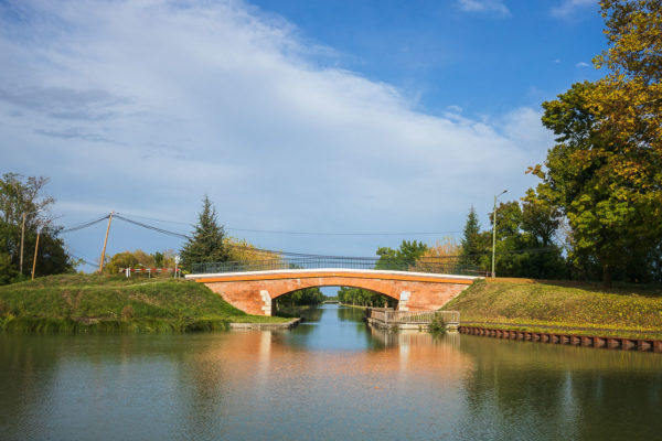 un pont de brique rouge sur le canal du midi