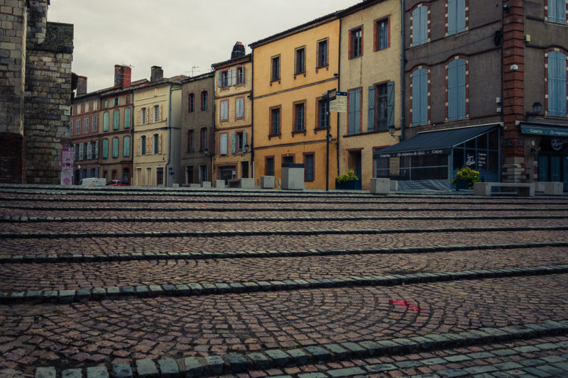 Rues désertes sur la place à Moissac