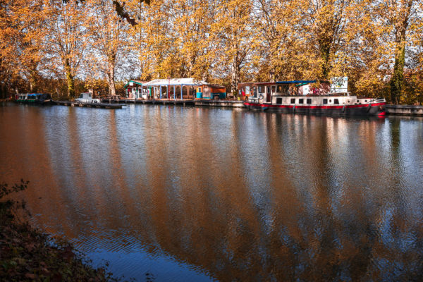 Reflets rouge sur l'eau du canal