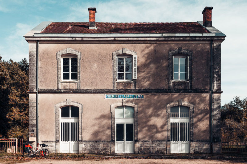 Une vieille gare désaffectée, le long de l'ancienne voie ferrée.